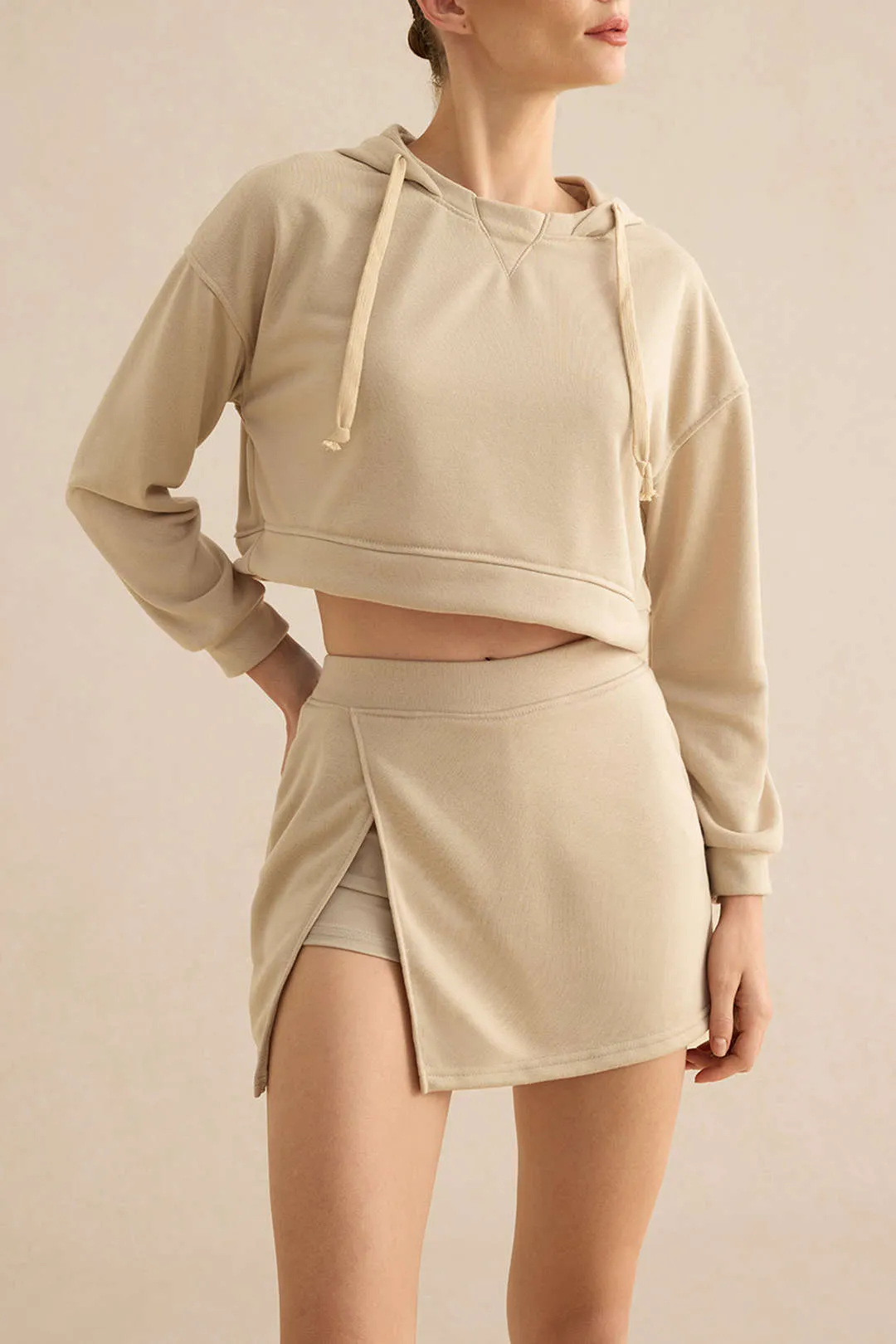 Mini-nederdelsæt med hætte og slids sold by Micas