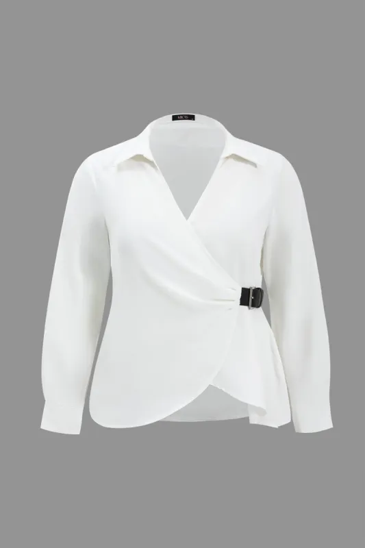 Langærmet skjorte i plus størrelse imiteret læderbælte sold by Micas