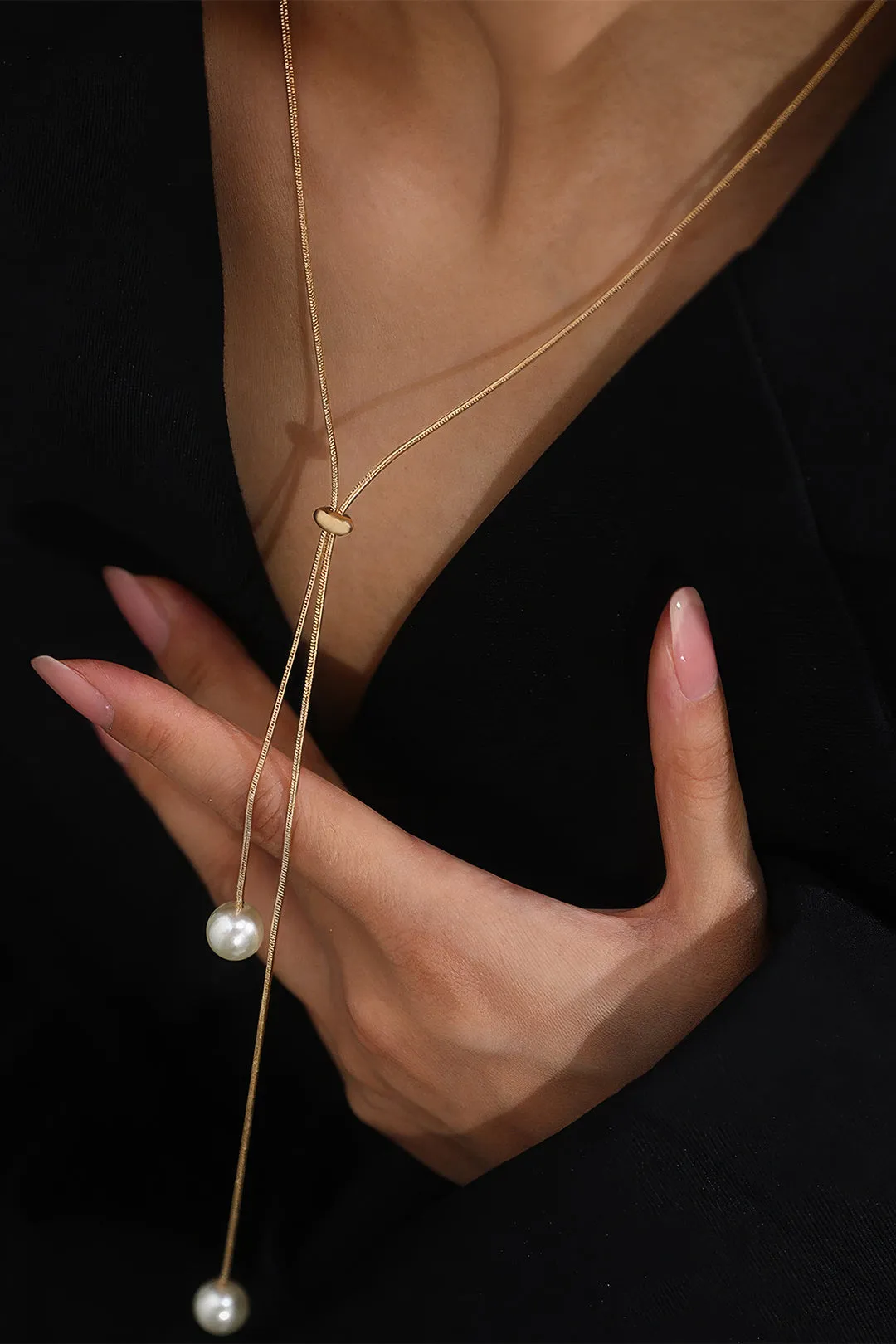 Justerbar perlehalskæde sold by Micas