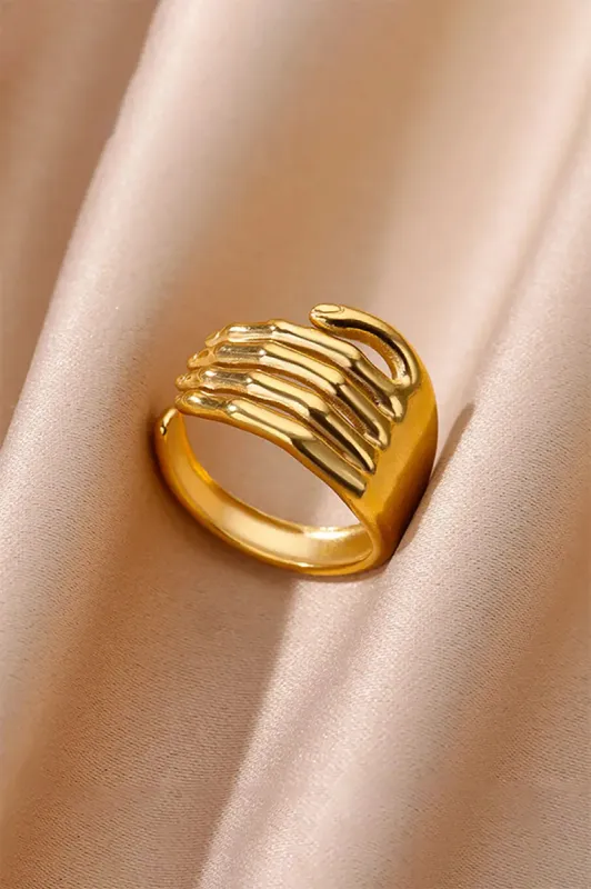 Håndform geometrisk ring sold by Micas