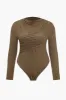 Plus størrelse asymmetrisk ruched bodysuit sold by Micas