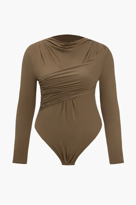 Plus størrelse asymmetrisk ruched bodysuit sold by Micas