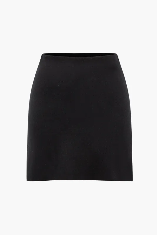 Basic strik mini nederdel sold by Micas