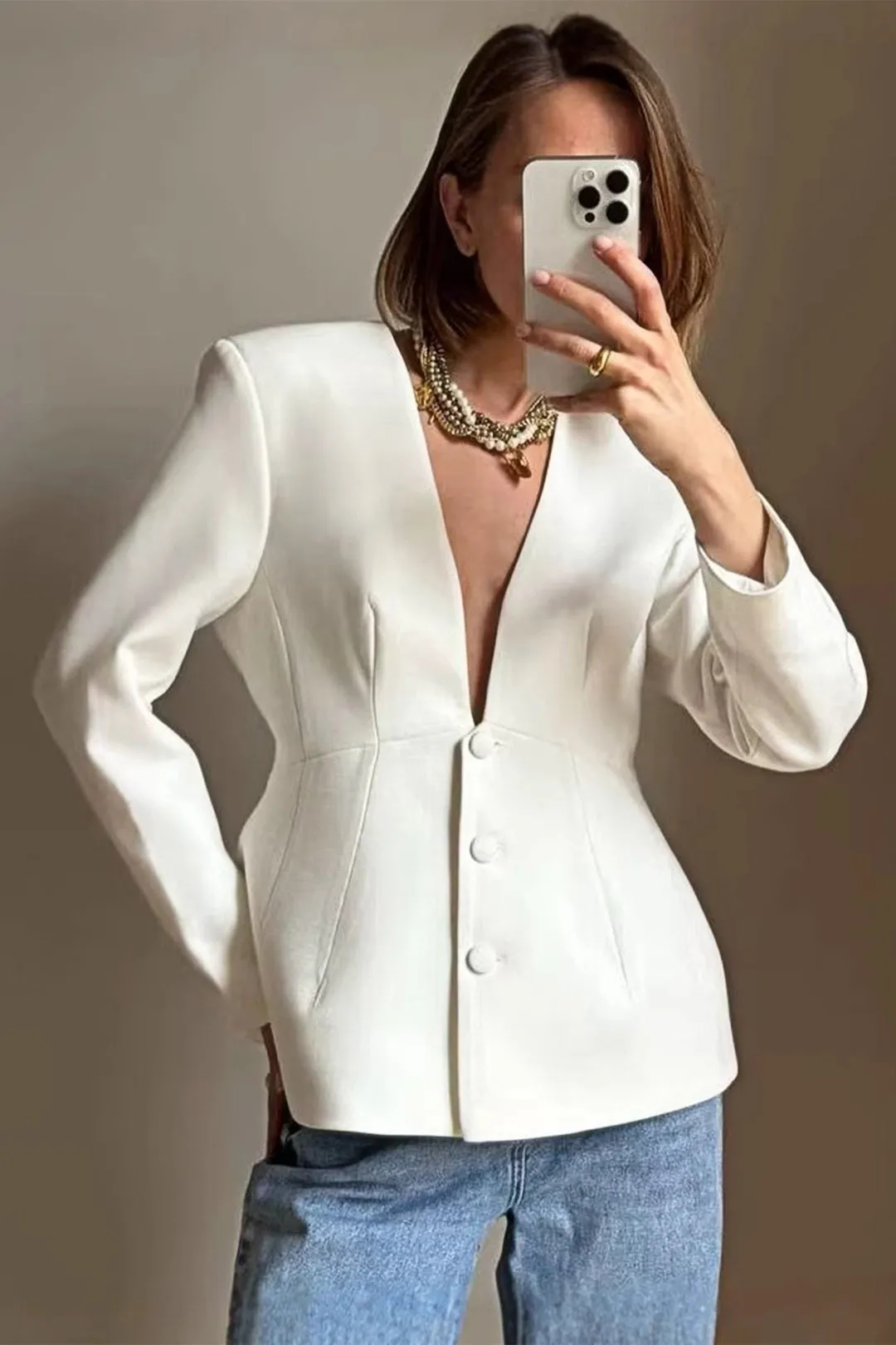 Solid v-hals knap blazer sold by Micas