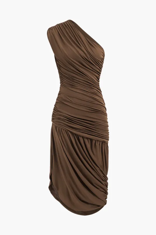 Asymmetrisk ærmeløs ruched midi kjole sold by Micas
