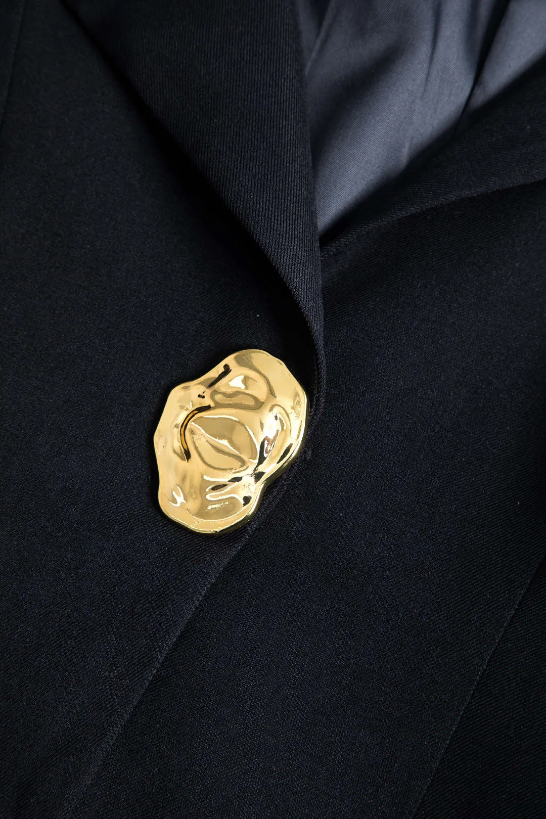 Indhakket lapel en knap blazer sold by Micas product image thumbnail 4