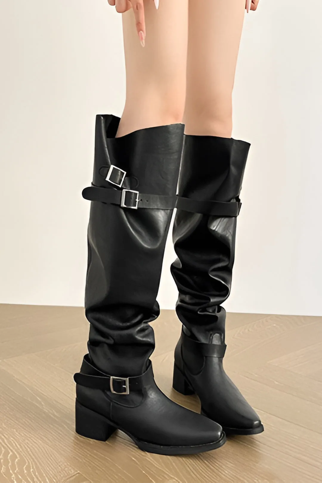 Faux læder peep tå over knæbøvlerne sold by Micas