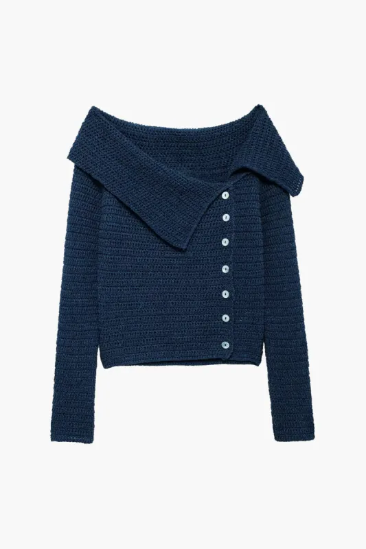 Strikket knap asymmetrisk langærmet top sold by Micas