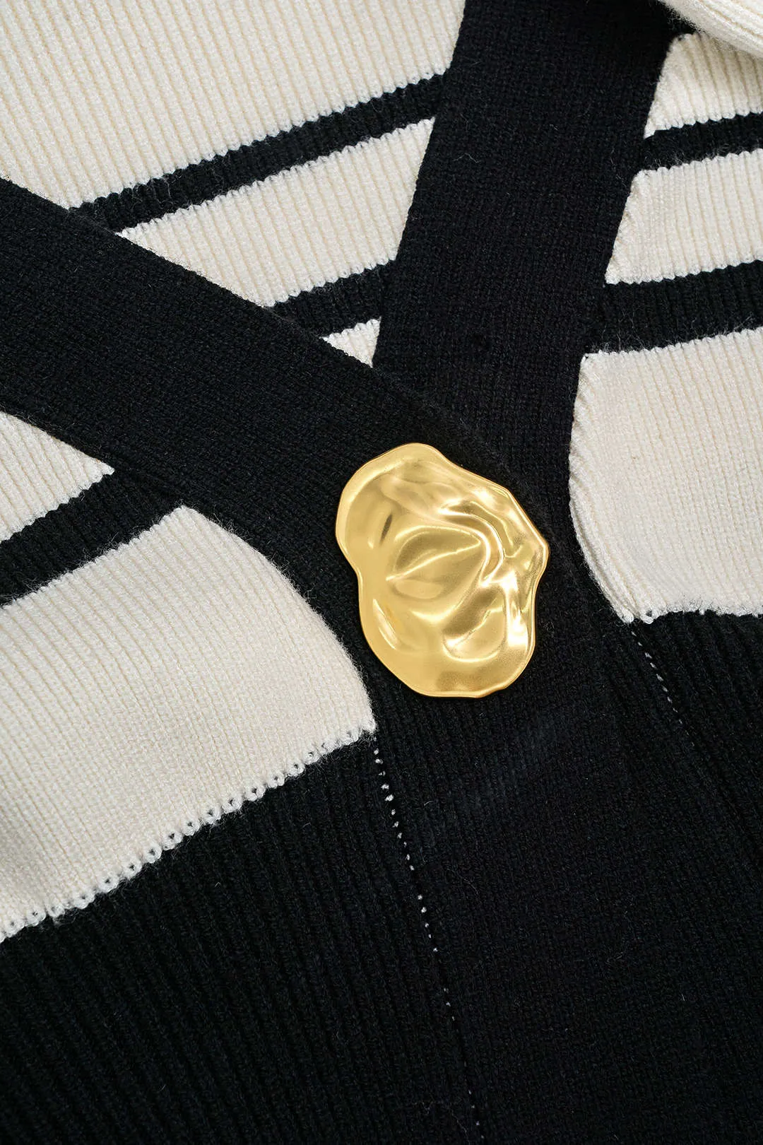 Kontrast strik metallisk knap cardigan sold by Micas product image thumbnail 3