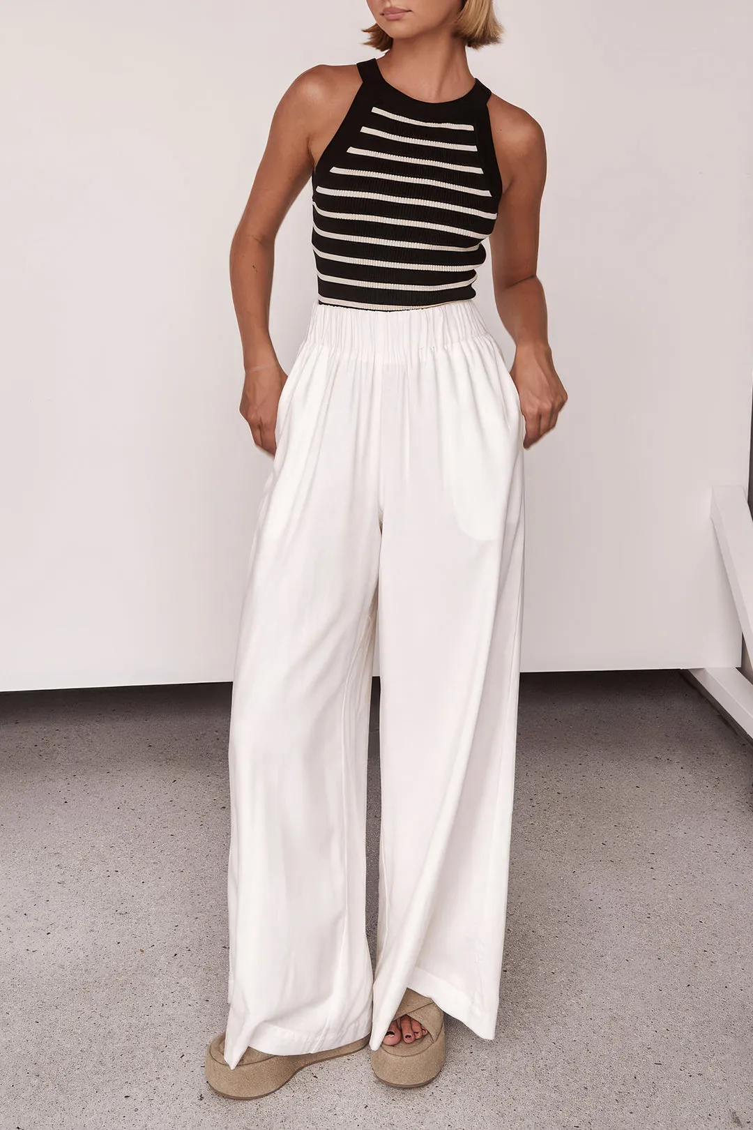 Faste brede benbukser sold by Micas