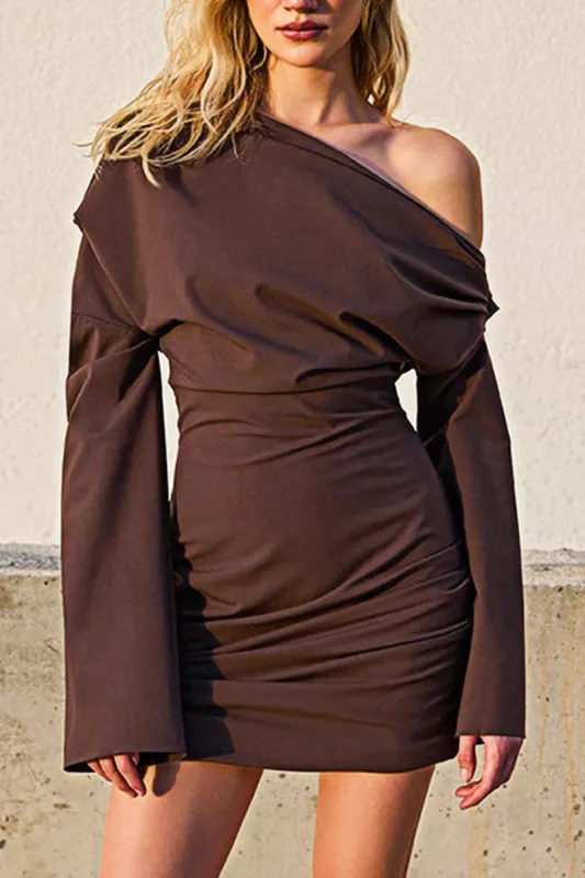 Ruched Asymmetry Shoulder Langærmet mini kjole sold by Micas