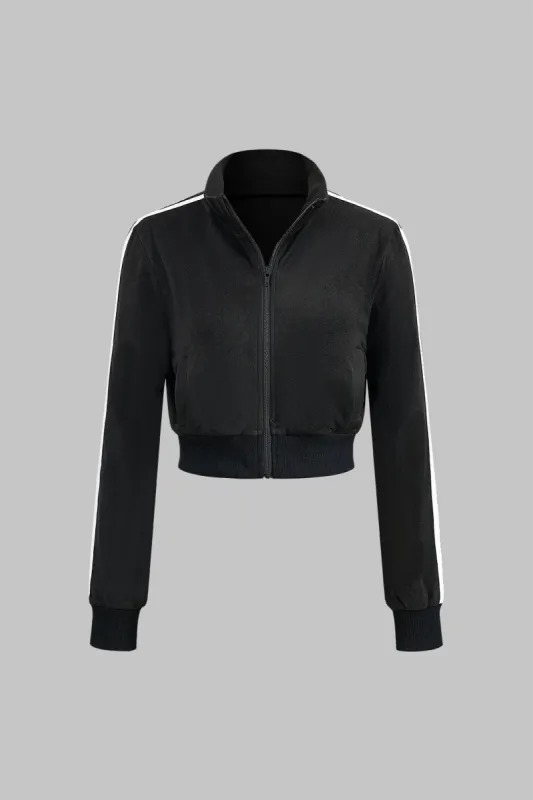 Kontraststativ krave lynlåsjakke og patchwork denimbukser sold by Micas