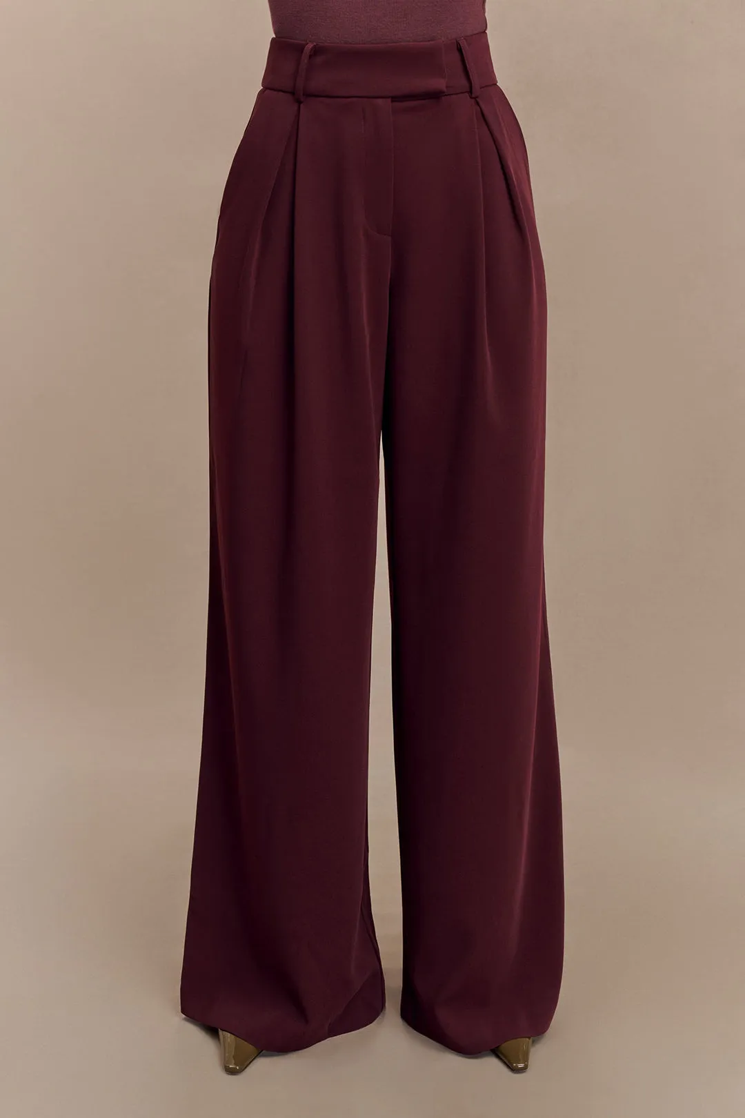 Solid plisserede brede benbukser sold by Micas