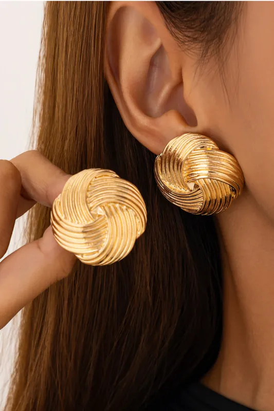 Metalgeometriske øreringe sold by Micas