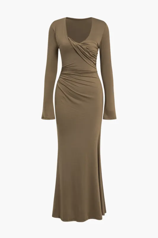 Ruched V-hals langærmet maxi kjole sold by Micas