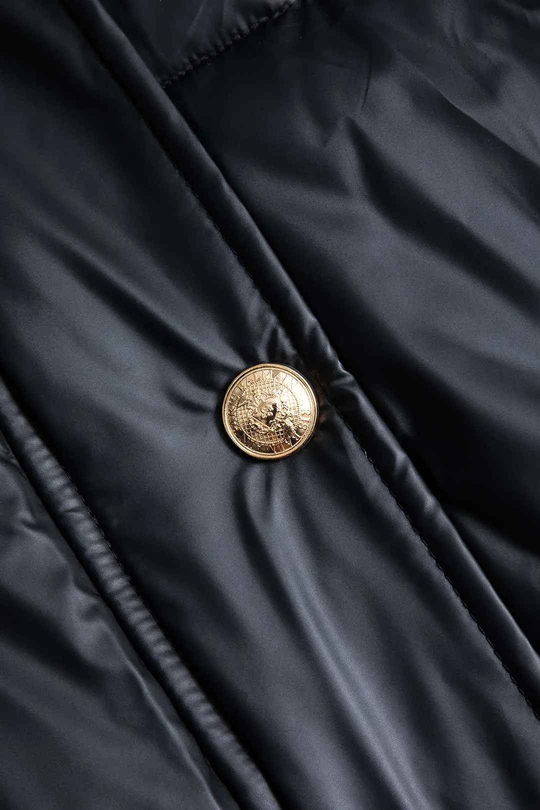 Knap polstret stand krave langærmet puffer sold by Micas product image thumbnail 4