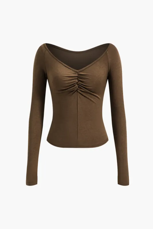 V-hals ruked langærmet top sold by Micas