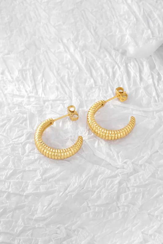 Metalliske snoede flettede C-formede øreringe sold by Micas