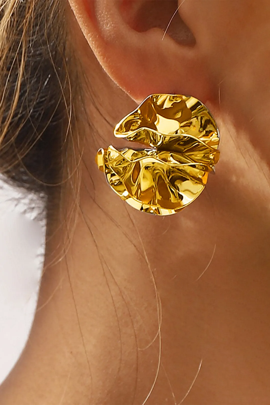 Metal overdrevet blomster uregelmæssige foldede øreringe sold by Micas