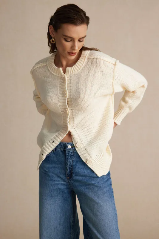 Strik knap rund hals langærmet cardigan sold by Micas