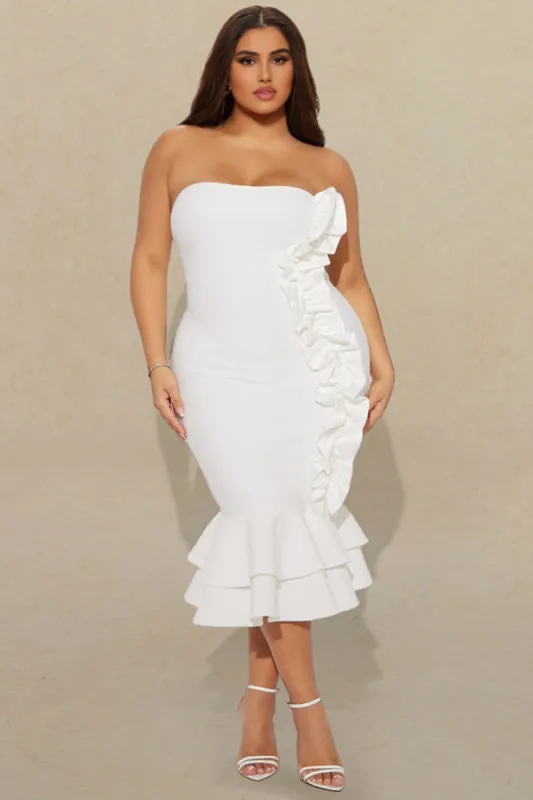 Plus størrelse ruffle stropløs midi kjole sold by Micas