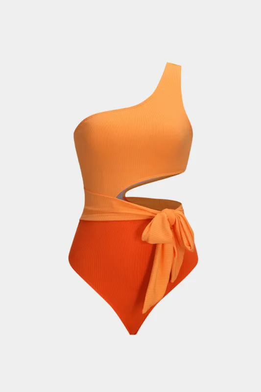 Farveblok udskåret slips foran en skulder badedragt sold by Micas