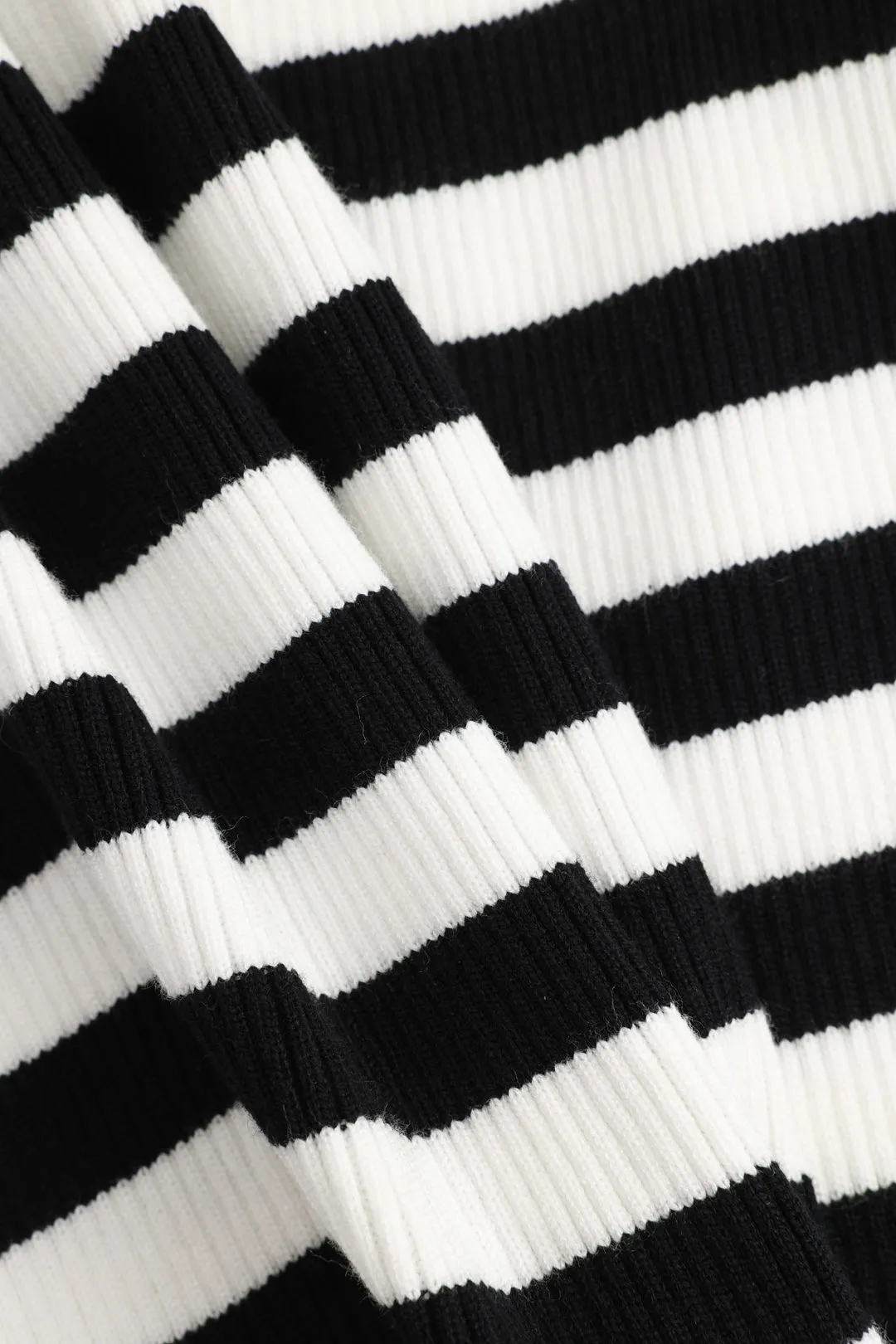 Strik Zebra Stripe Off Shoulder Langærmet kjole sold by Micas product image thumbnail 3