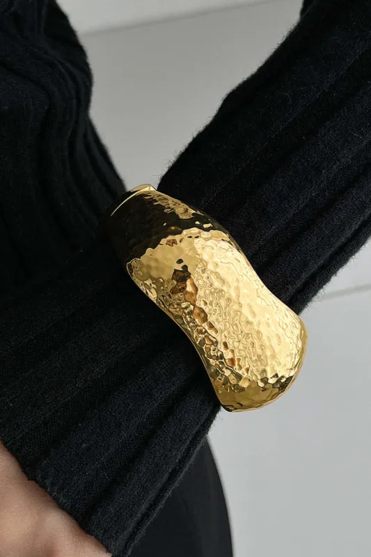 Metallisk geometrisk uregelmæssig armbånd sold by Micas