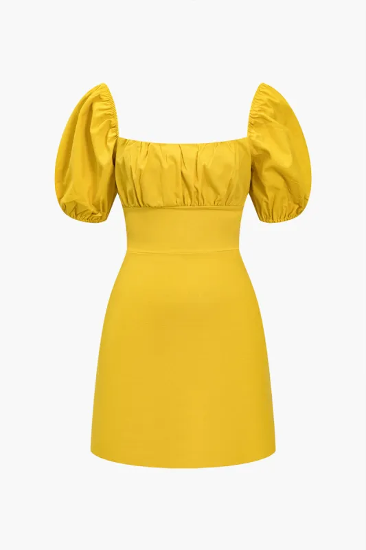 Ruched Rackless Tie-Back kortærmet mini kjole sold by Micas