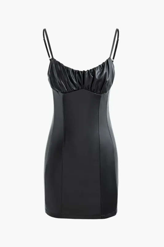 Faux læder ruched lynlås glide mini kjole sold by Micas