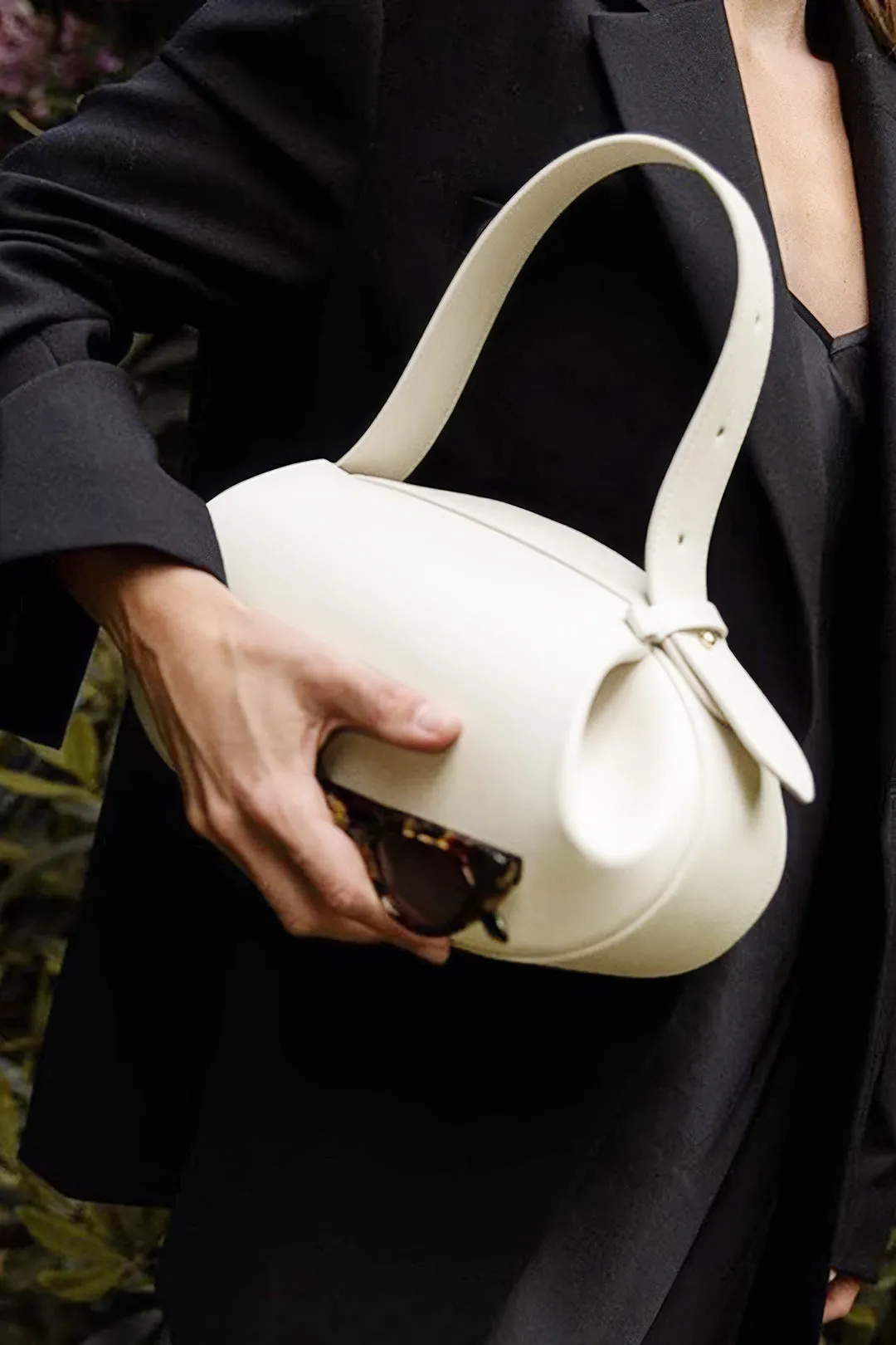 Faux læder skulder taske sold by Micas