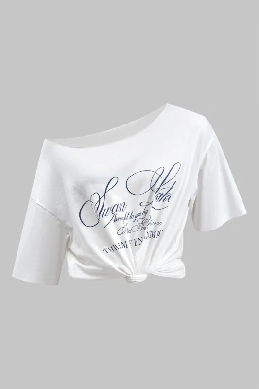Brevprint asymmetri hals kortærmet t-shirt sold by Micas