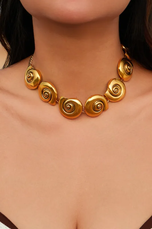 Metalskal form halskæde sold by Micas