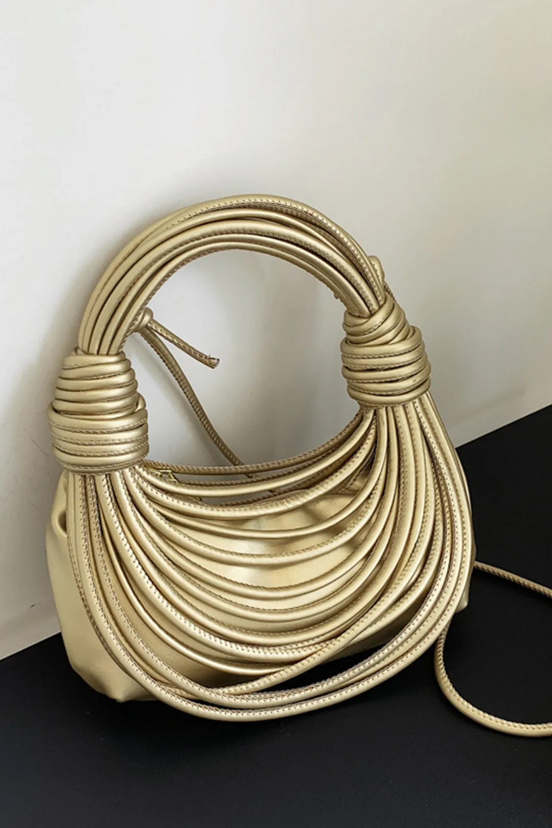 Faux læder vævet lynlås kobling taske sold by Micas