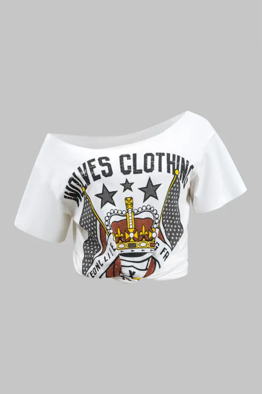 Brevprint asymmetri hals kortærmet t-shirt sold by Micas