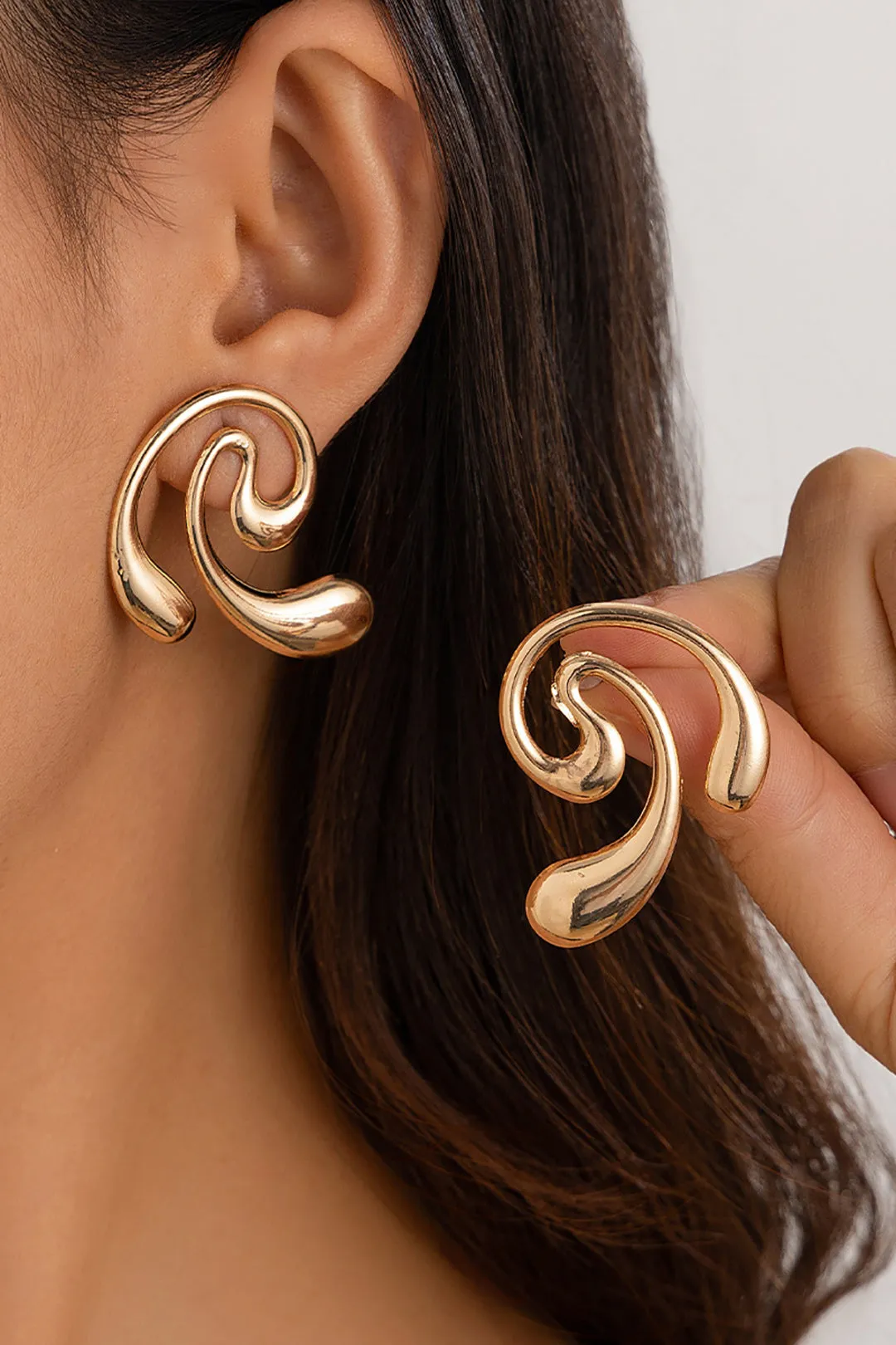 Metal geometriske øreringe sold by Micas