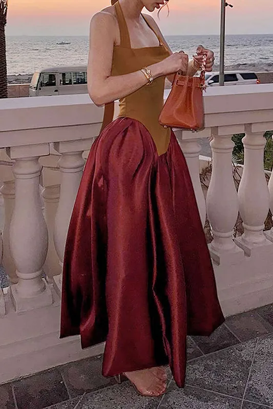 Kontrast satin plisset bindemaksima kjole sold by Micas