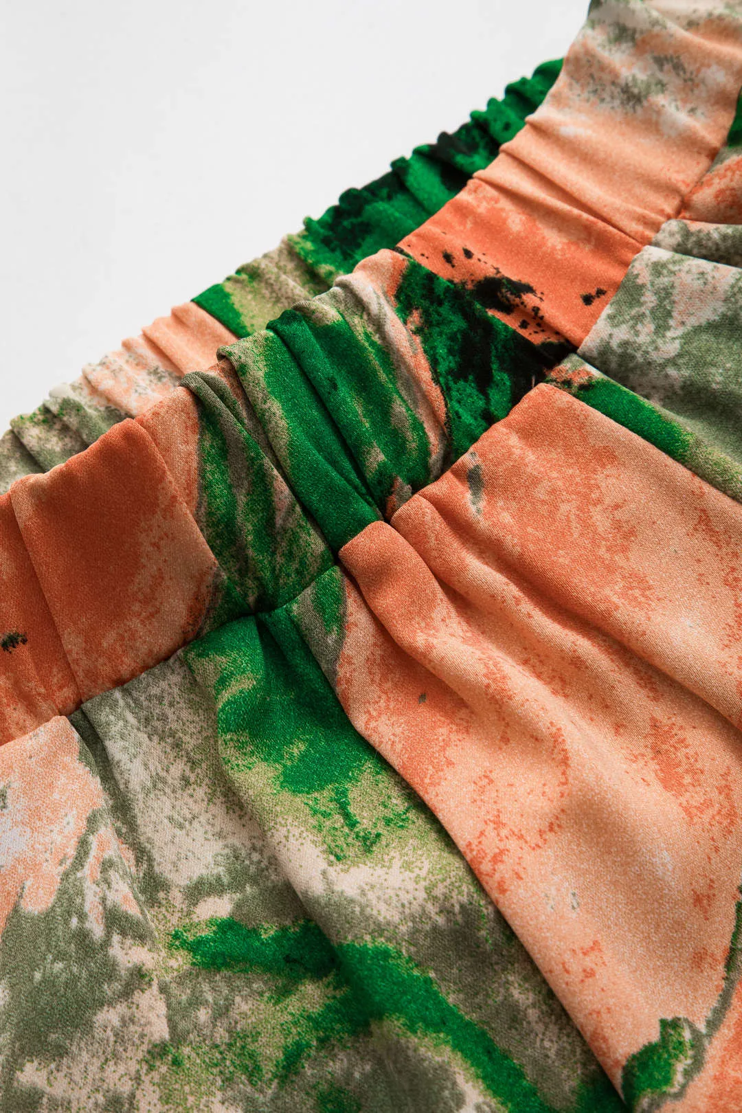 Abstrakt print chiffon plisseret slips foran brede ben bukser sold by Micas product image thumbnail 3