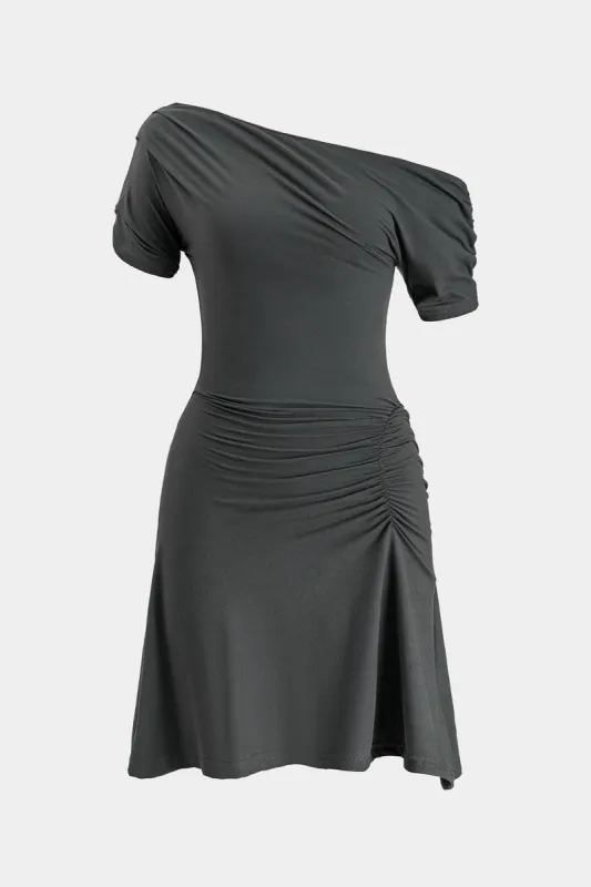 Ruched asymmetri hals kort ærmet mini kjole sold by Micas