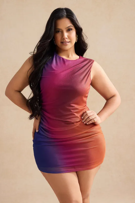 Plus størrelse ombre print mesh ruched ærmeløs midi kjole sold by Micas