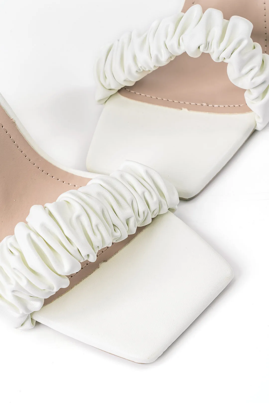 Faux læder ruched krydsede stroppede åbne tå sandaler sold by Micas product image thumbnail 4