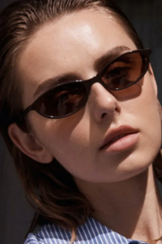 Oval ramme solbriller sold by Micas