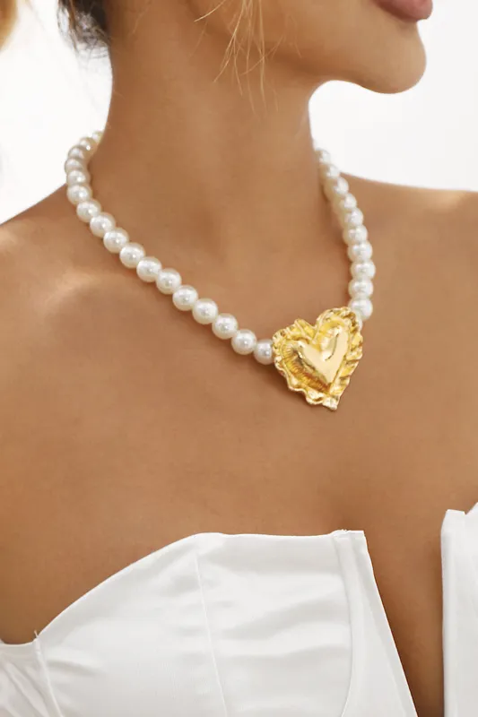 Metal perle overdrevet hjerteformet halskæde sold by Micas