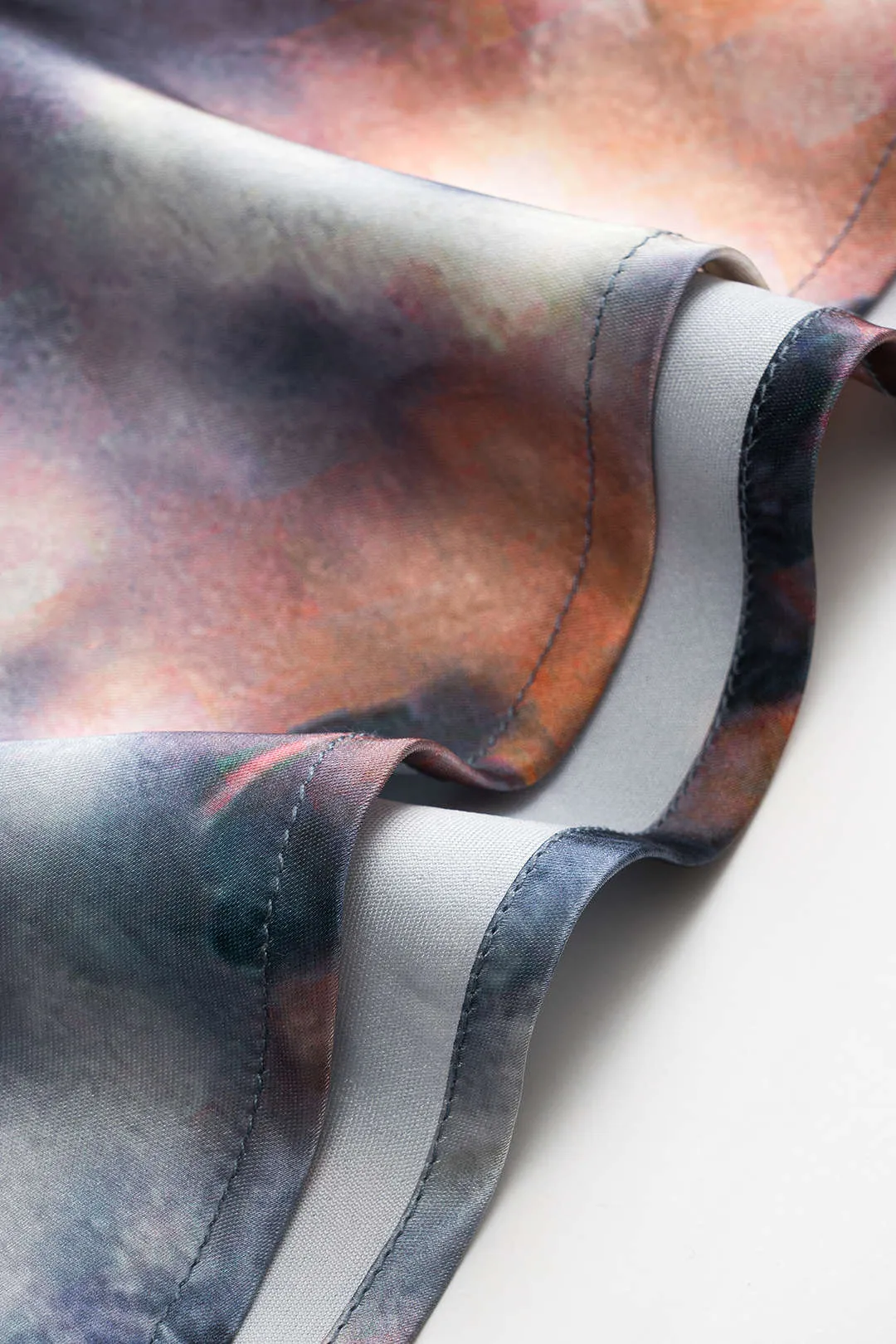 Abstrakt slipsfarvestofprint satin nederdel sold by Micas product image thumbnail 5