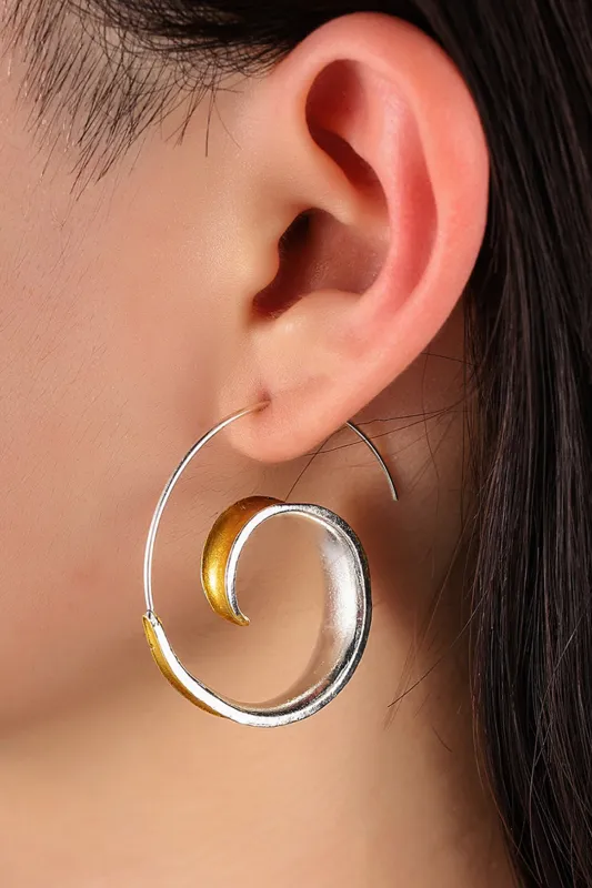 Metalgeometriske spiraløreringe sold by Micas