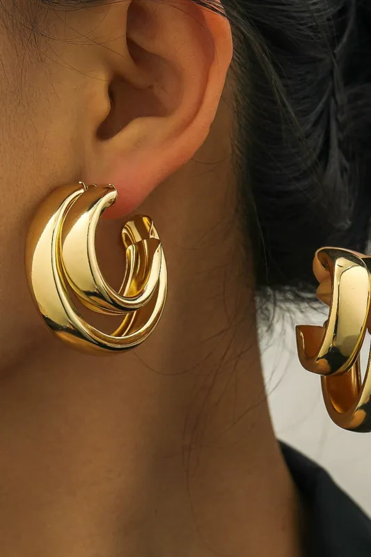 Metal C-formede øreringe sold by Micas