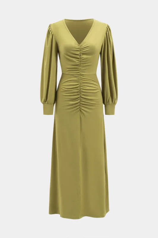 V-hals ruched langærmet maxi kjole sold by Micas