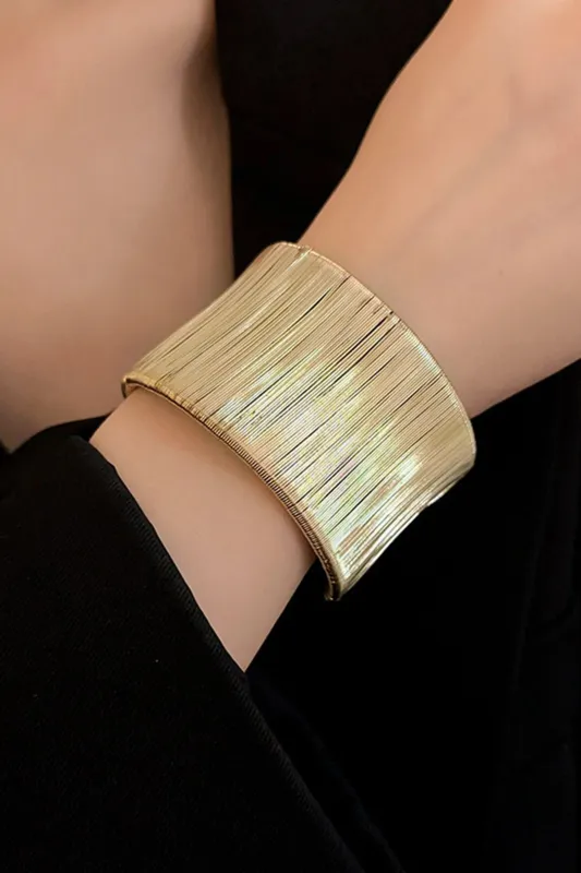Åbent metal overdrevet armbånd sold by Micas