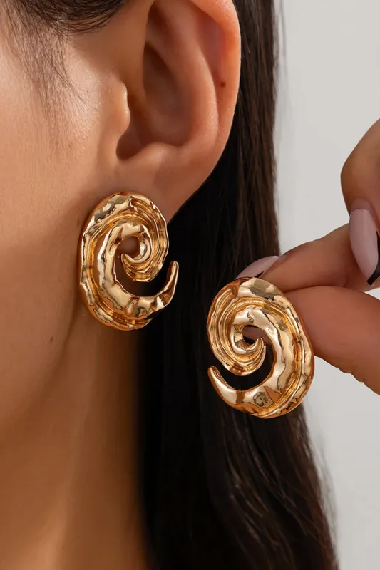 Metalgeometriske snoede øreringe sold by Micas