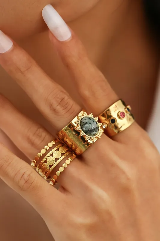 Metal rhinestone åbne ringe sold by Micas
